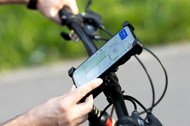 Przydatne gadżety na wycieczkę rowerową - uchwyt na telefon